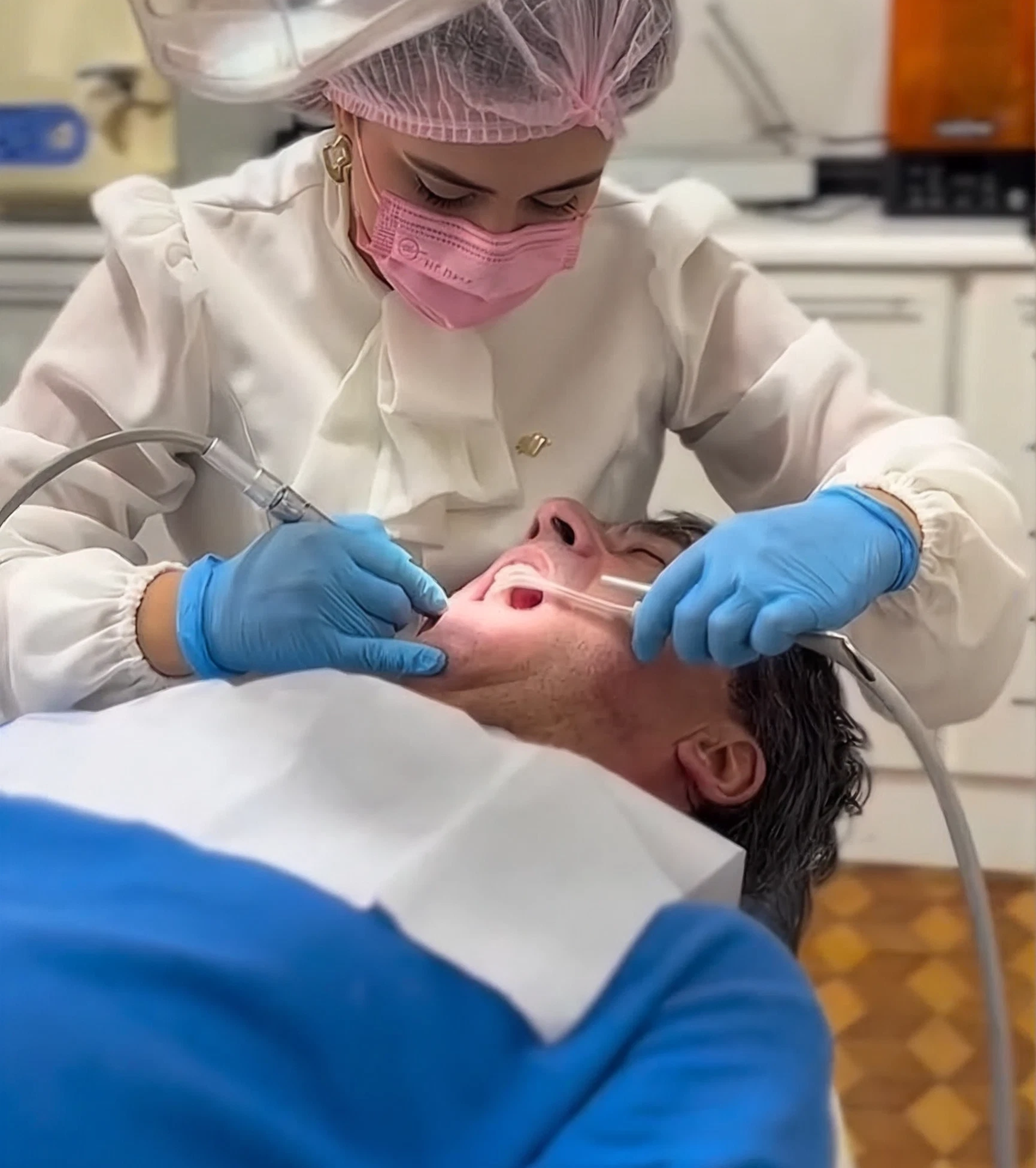 Dra. Samya em procedimento odontológico com paciente